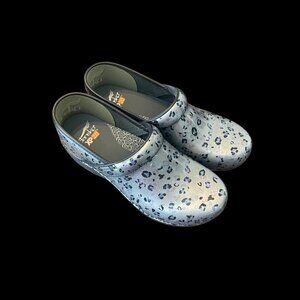 NIB Dansko Women's XP 2.0 Grey Leopard Patent Leather Nursing Clogs ZL918